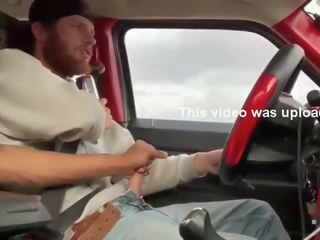 Dois grande homens masturbação em o carro