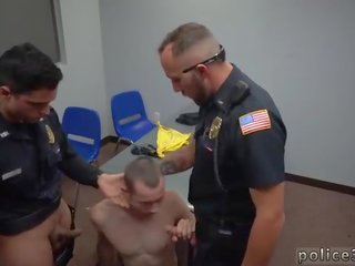 Policists trieciens darbs movieture un gejs vecāks policija