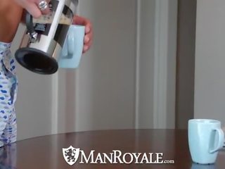 Manroyale dik prik met een beker van coffee