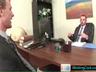 Trabalho entrevista resulting em grande fumegante homossexual sexo por workingcock