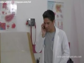 Čerstvý lekári examines companion