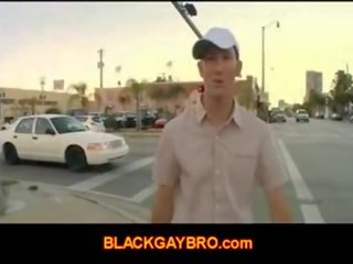 Homo gangster jager gaat buiten zoek voor een zwart bips