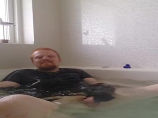 Rubbercub 자위 행위를 해기 에 목욕통