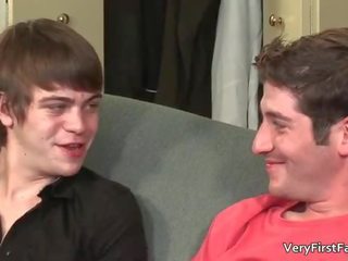 Dua cantik homoseks pria dudes memiliki kesenangan mengisap anggota