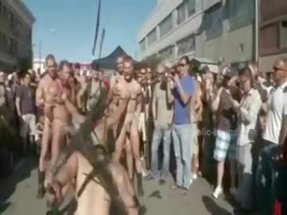 Публічний plaza з stripped люди prepared для дика coarse violent гей група x номінальний відео