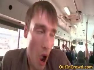 Uczeń boyz mający gej brudne wideo w the autobus