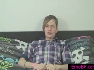 Inviting gay emo mostra suo bene corpo da emobf