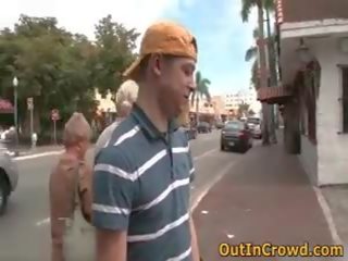 Homo guaperas chupa en la calle y follando en la público crap houses 2 por outincrowd