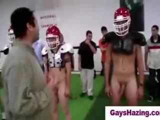 Hetro youths feito para jogar nua football por homos