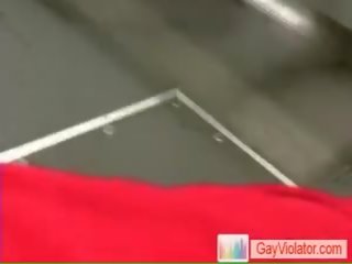 Mies vastaanottaa porattu sisään metro mukaan gayviolator
